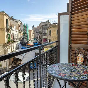 Suk Ballaro , Palermo Italia